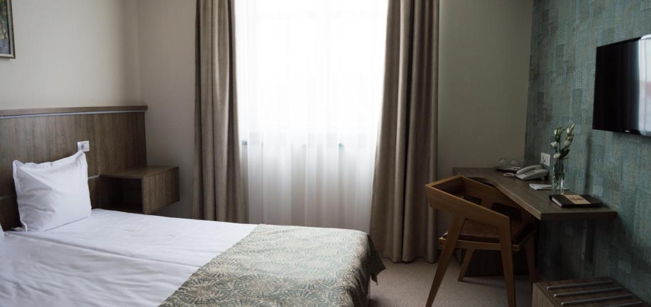 Fidelitas Hotel Сфынту-Георге Экстерьер фото